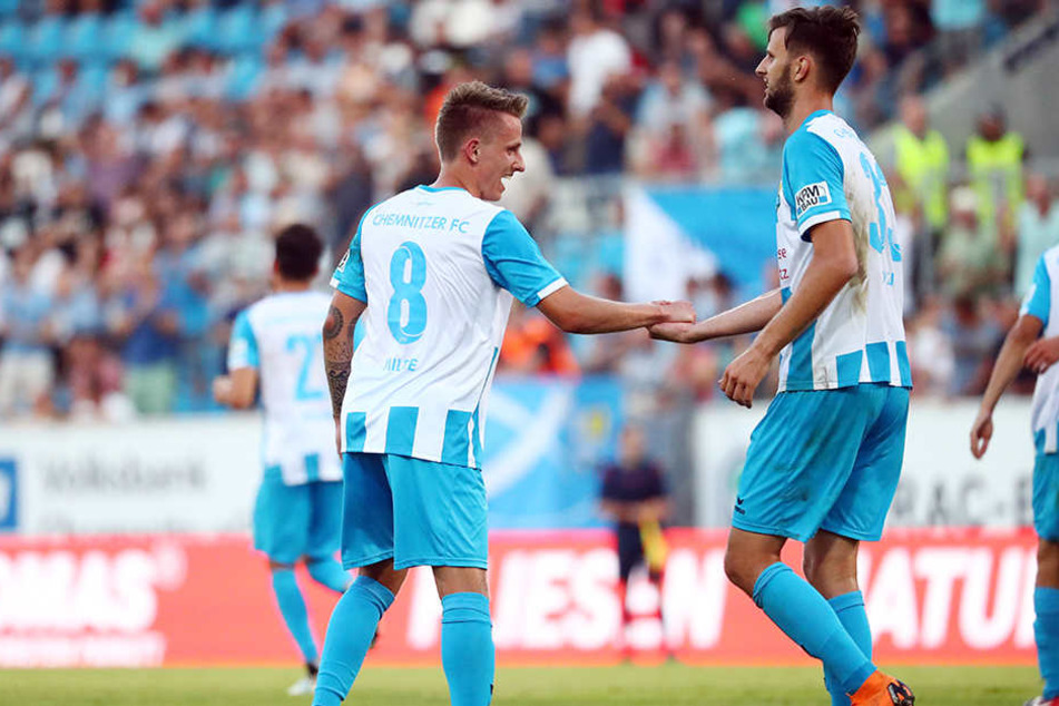 Paul Milde (l.) und Dejan Bozic verstehen sich. Hier feiert das Duo im Spiel gegen den BFC Mildes Tor zum 2:0.