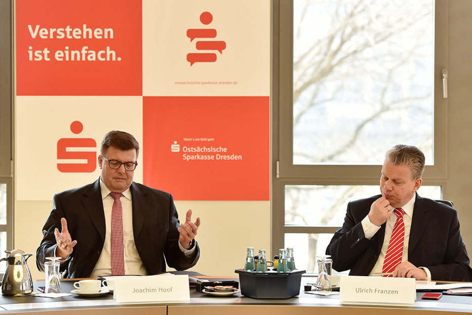 Joachim Hoof sowie Vorstandsmitglied Ulrich Franzen (rechts) bei der Bilanz-Pressekonferenz der Ostsächsischen Sparkasse Dresden.