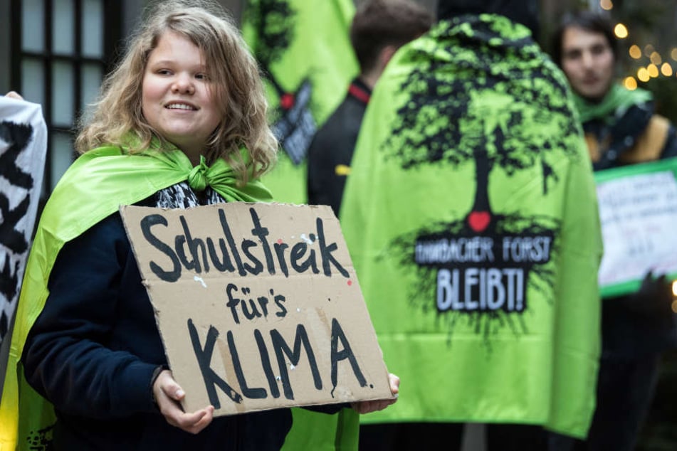 Schülerinnen und Schüler stehen mit Plakaten vor dem Kölner Rathaus.