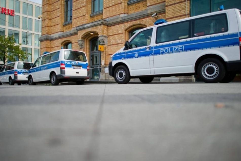 Anwohner hatten in der Nacht schwarz, gekleidete Vermummte beobachtet und die Beamten alarmiert. (Symbolbild)