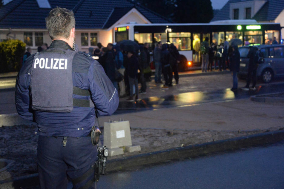 Die Polizei sicherte die Zone rund um die Busse.