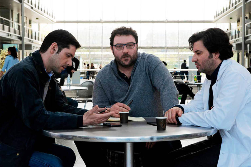 Alexandre Guérin (l., Melvil Poupaud), François Debord (M., Denis Ménochet) und Dr. Gilles Perret (Éric Caravaca) beratschlagen das weitere Vorgehen.