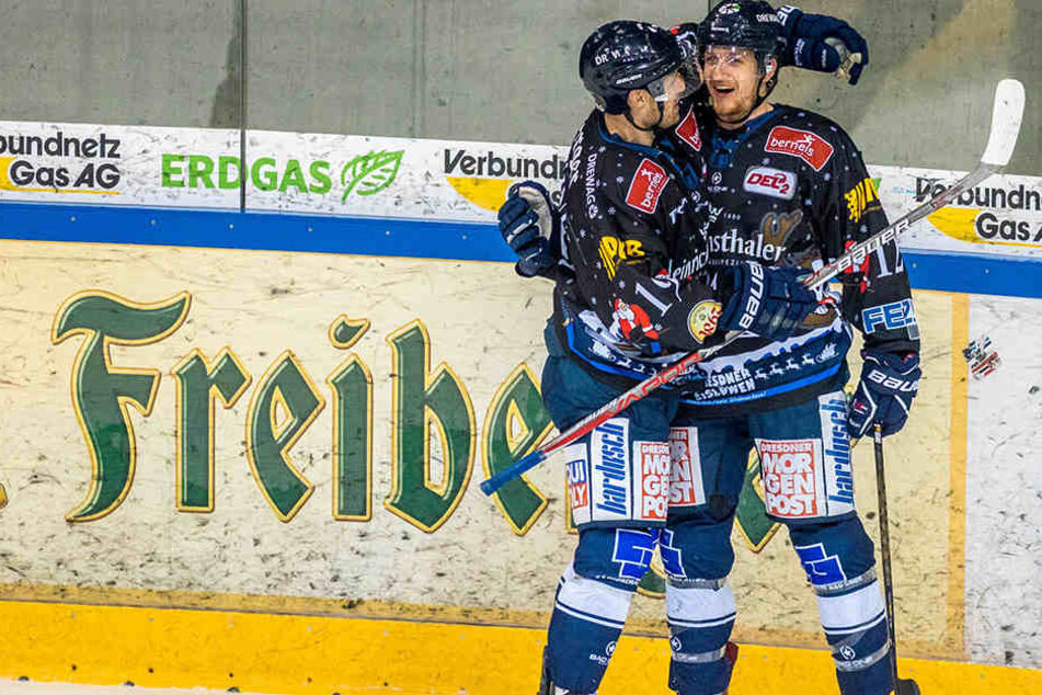 Mirko Sacher (r.) wird nach seinem Tor geherzt.
