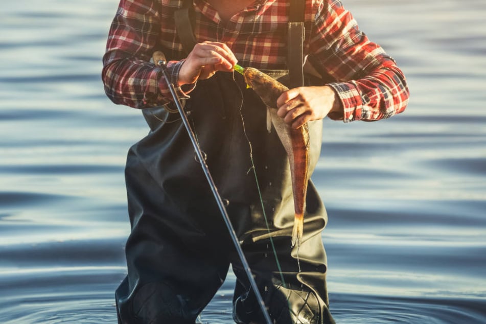 Ein Angler hat in einem See in der Uckermark eine männliche Leiche entdeckt (Symbolbild).