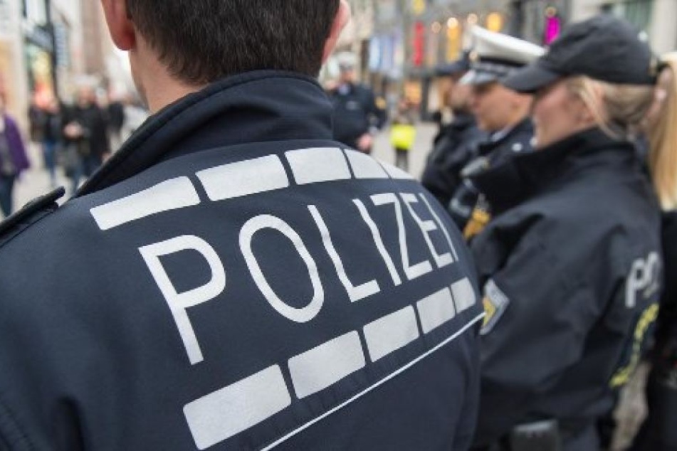 Der Jugendliche verletzte eine Polizistin mit dem Knie. (Symbolbild)
