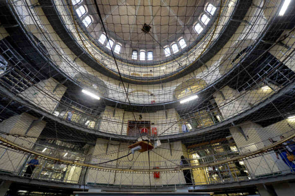 Häftlinge und Vollzugsbeamte stehen im Mittelbau der Justizvollzugsanstalt Moabit. (Archivbild)