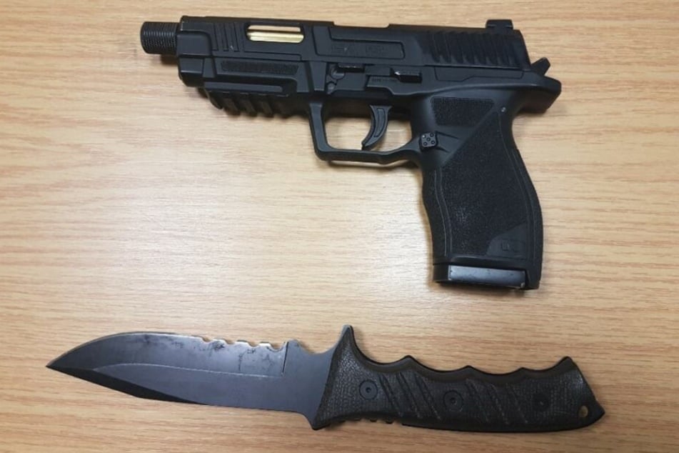 Diese Waffen wurden bei dem alkoholisierten 20-Jährigen gefunden.