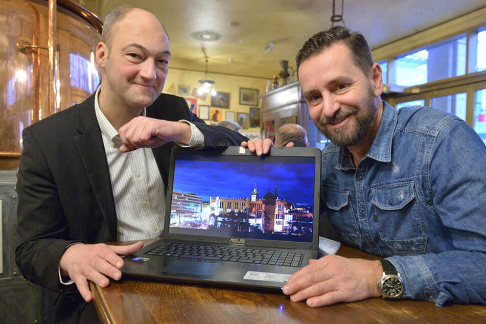 Freude am Laptop: Center-Manager Jörg Knöfel (49, l.) und André Donath (52) sind begeistert von den tollen Fotos der Chemnitzer.
