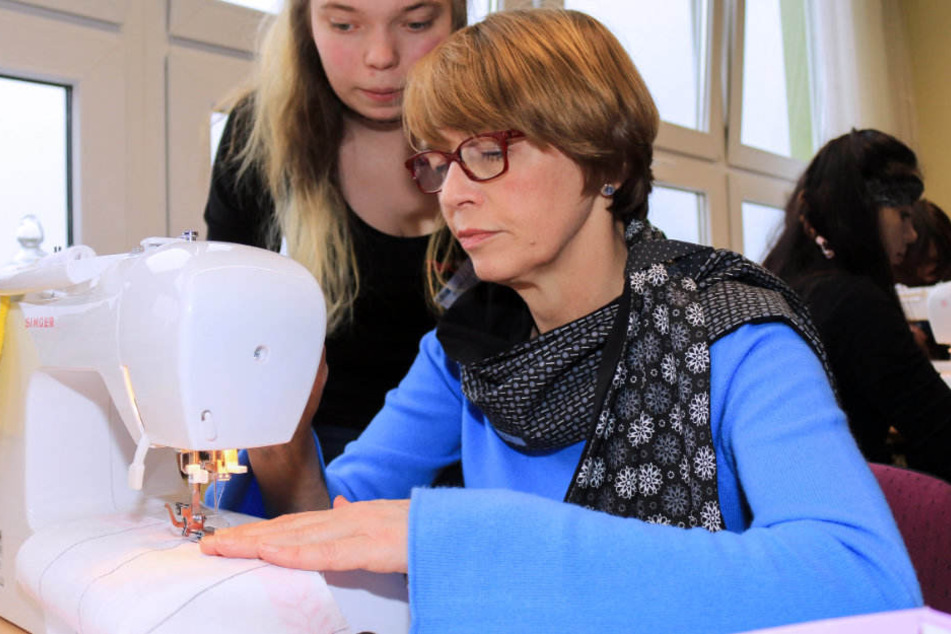 Elke Büdenbender legte gleich selber mit dem Nähen los.
