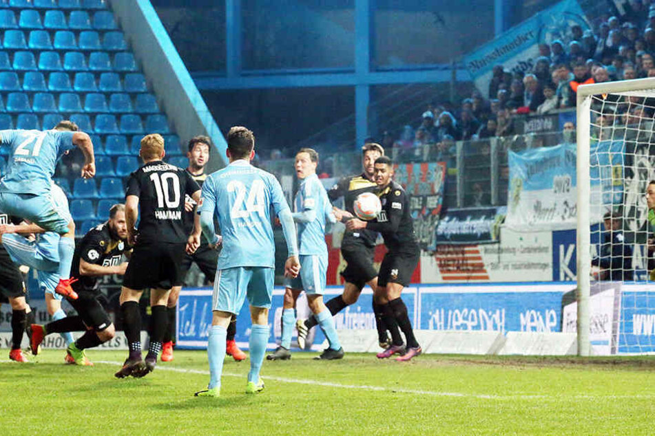 Nach dem ersten Eckball der Chemnitzer platzierte Berkay Dabanli (l./Nr. 21) seinen Kopfball unhaltbar im Netz der Magdeburger.