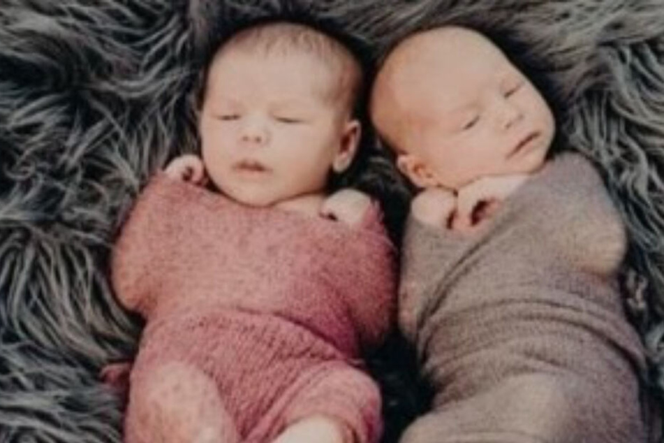 Natürlich zeigen beide Fotos die Babys, als sie schliefen.