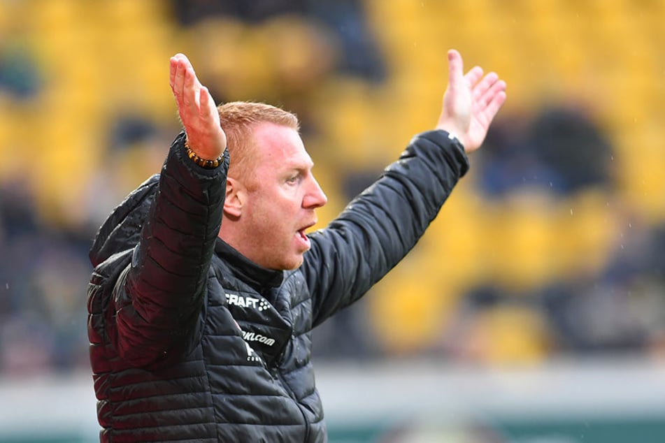 Dynamo-Coach Maik Walpurgis hob frustriert die Hände. Die Leistung seiner Mannschaft gegen Kiel war ein echter Rückschritt.
