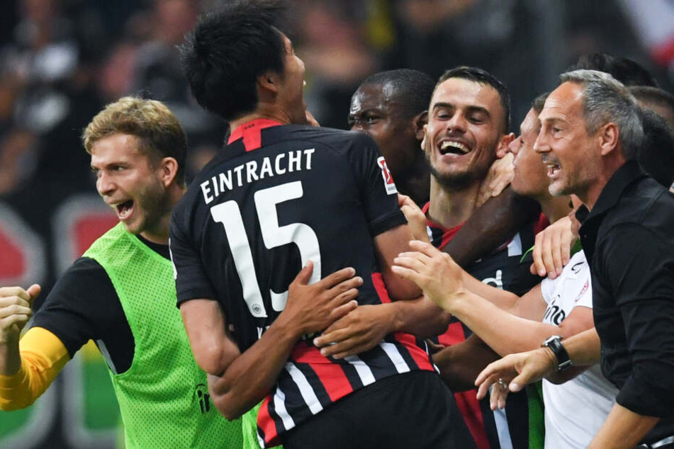 Frankfurts Felix Wiedwald (l-r), Daichi Kamada, Torschütze Filip Kostic und Cheftrainer Adi Hütter jubeln nach dem Tor zum 2:0.