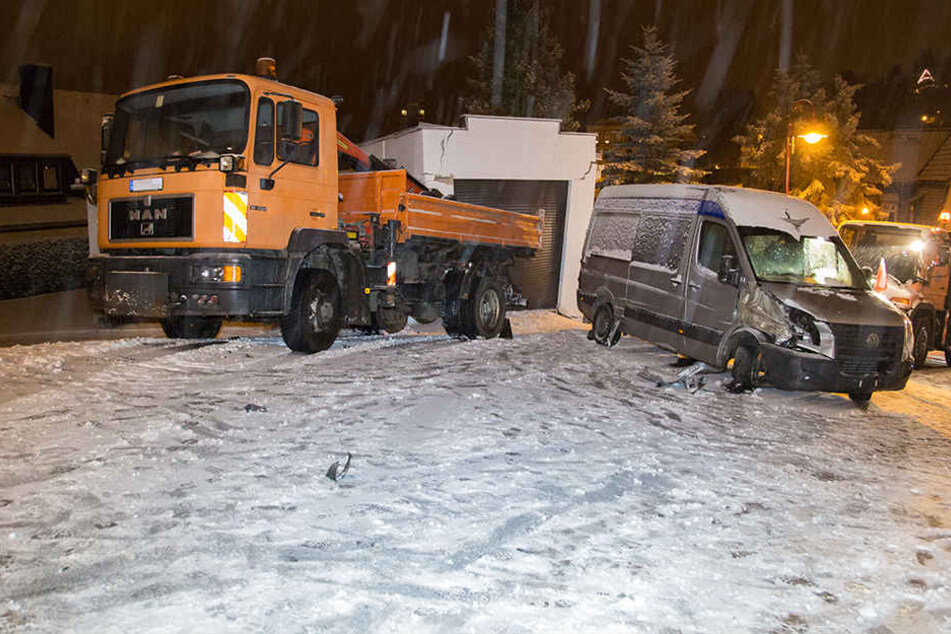 Der Laster war gegen die Garage geschlittert, daneben steht der demolierte Transporter.