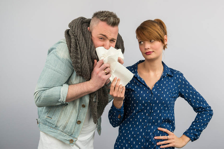 Was auf diesem Foto spaßig aussehen soll, ist momentan bitterer ernst: die ENERGY-Sachsen-Moderatoren Julian (l.) und Franzi (r.) müssen das Bett hüten.