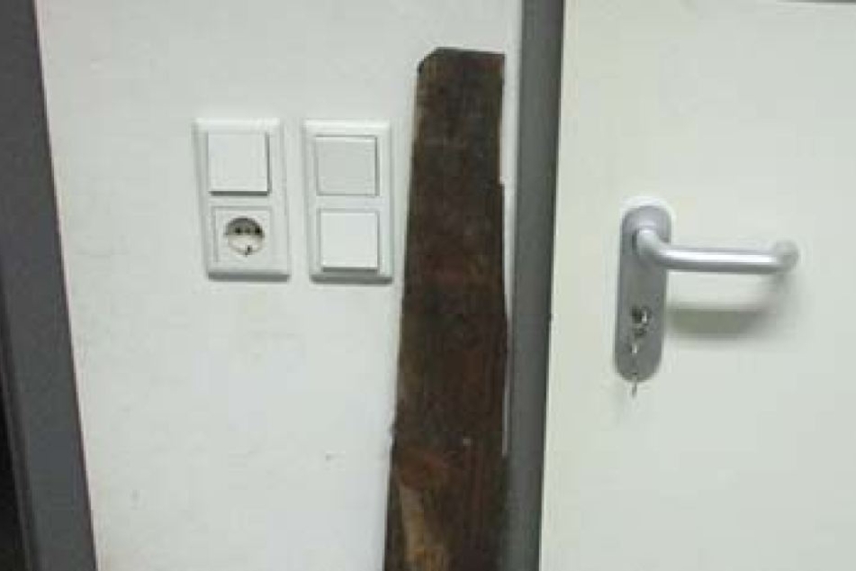 Mit diesem Holzbrett ging der Mann auf die Mitarbeiter los.