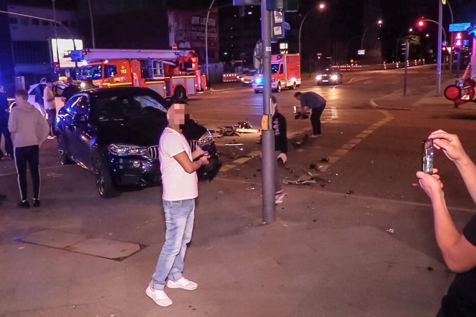 Ein Gaffer lässt sich von einem anderen Mann vor der Unfallstelle fotografieren.