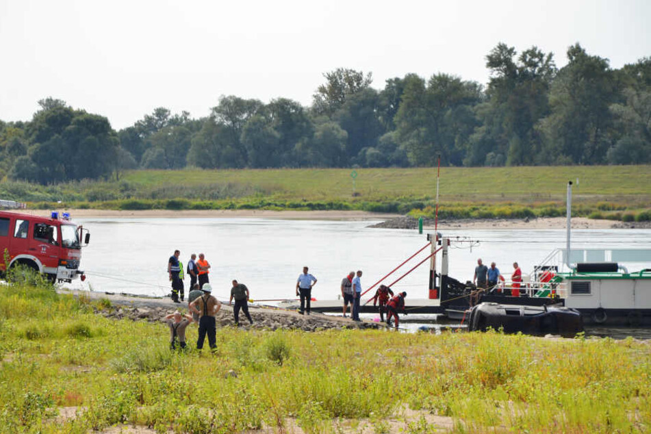 Die Beamten in Sachsen-Anhalt zogen ein Fahrzeug aus der Elbe. Darin war eine Leiche eingeschlossen.
