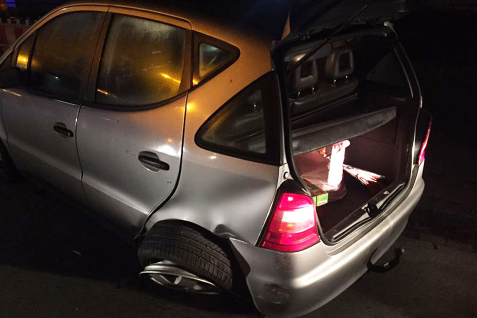 Das Hinterrad des Mercedes knickte durch den Aufprall weg.