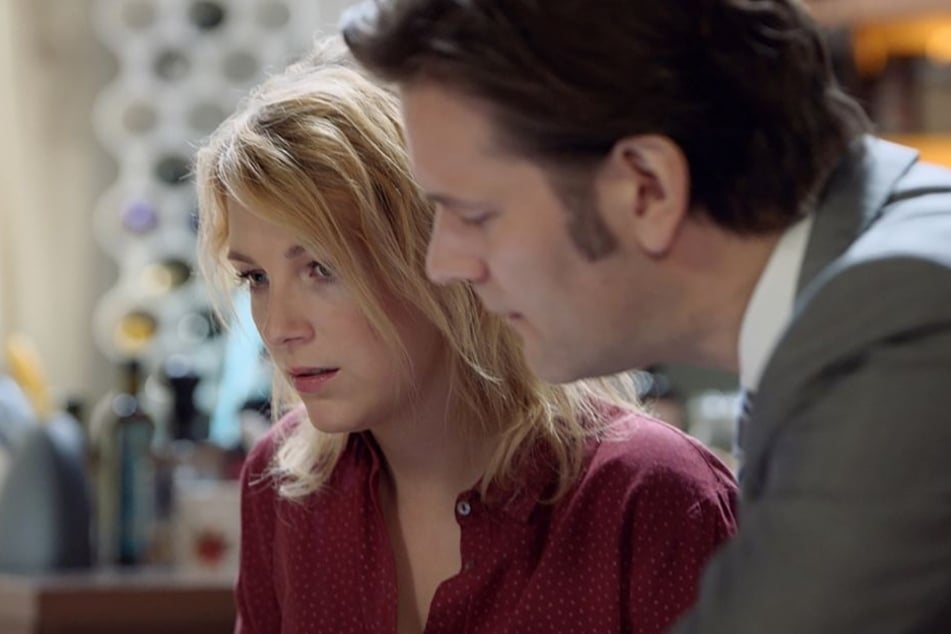 Lilly Seefeld (Iris Mareike Steen) wird von ihrem Doktorvater Dr. Brückner belästigt.