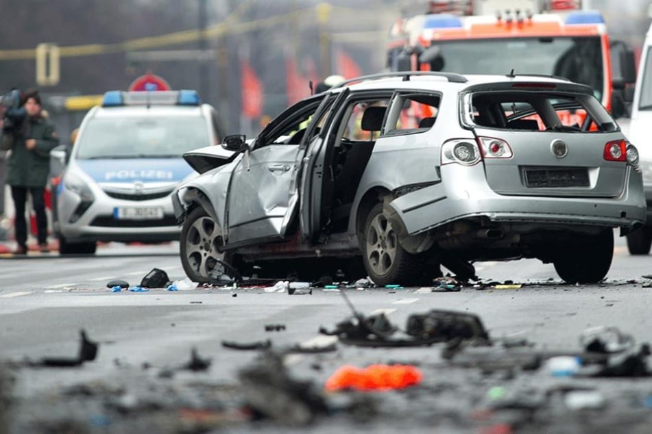 Am 15. März 2016 explodierte in Charlottenburg eine Autobombe an diesem VW und riss dessen Fahrer in den Tod.