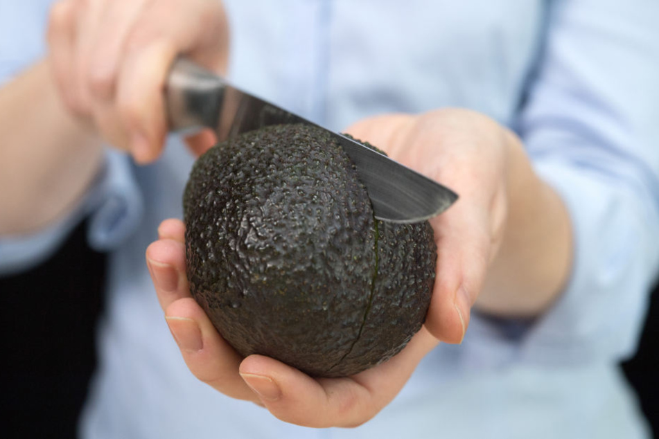 Eine Avocado so aufzuschneiden, kann ganz schön gefährlich werden.
