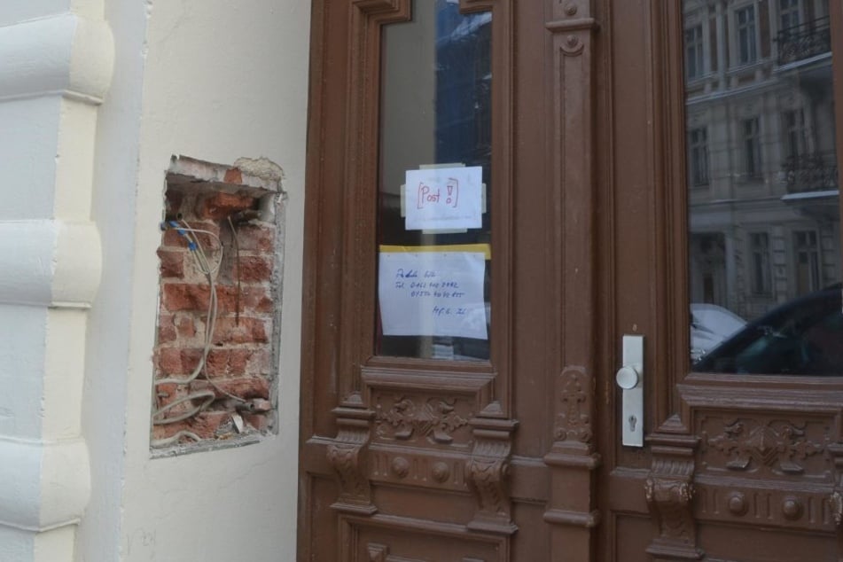 Bald soll hier wieder die Klingelplatte hängen.