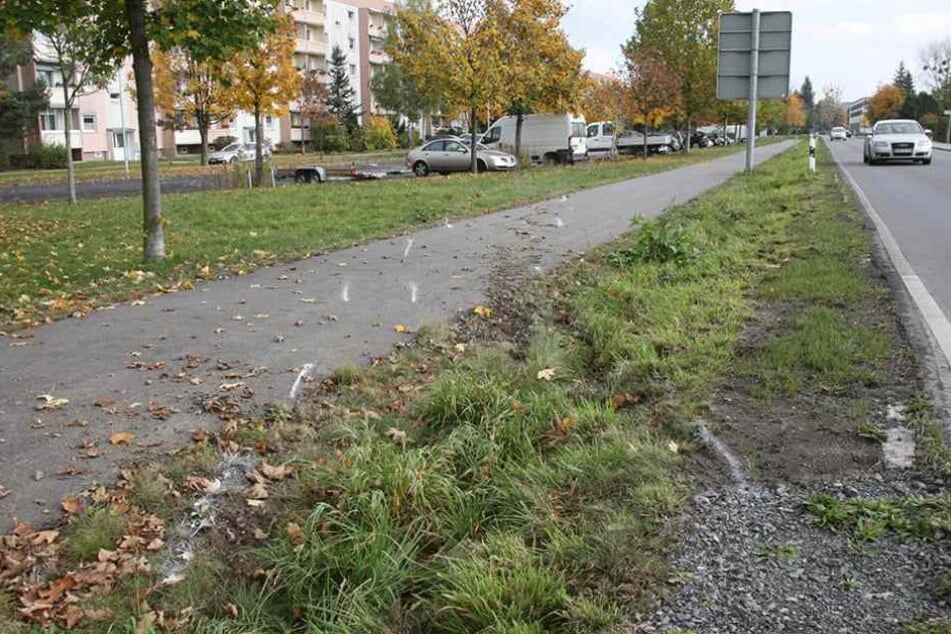 Die Markierungen zeigen noch, wo das Auto von der Straße schoss und auf den Parkplatz zuraste.