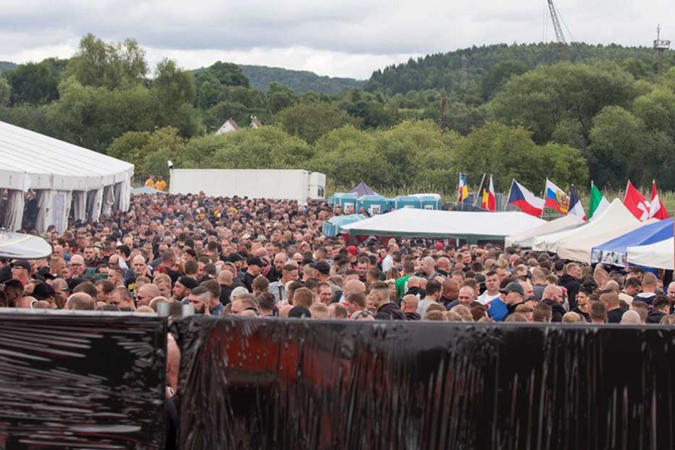 Ein Blick auf das Konzertgelände zeigt, wie viele Neonazis nach Thema gekommen sind.