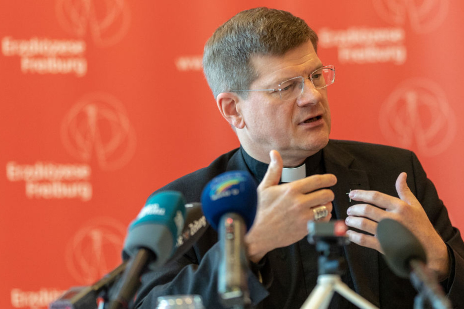 Erzbischof Stephan Burger spricht in einer Pressekonferenz mit Journalisten.