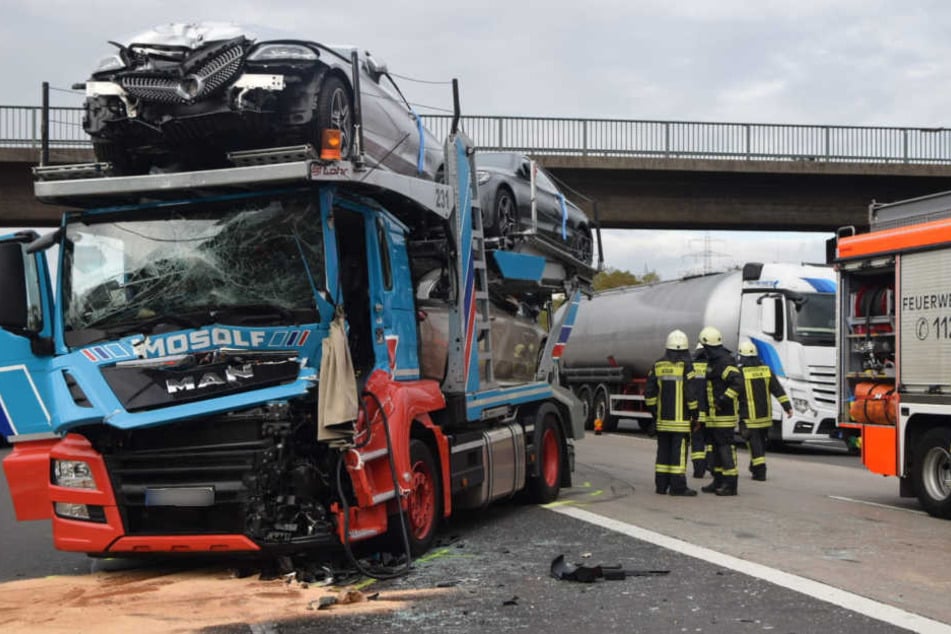 Der Autotransporter wurde bei dem Aufprall stark beschädigt.