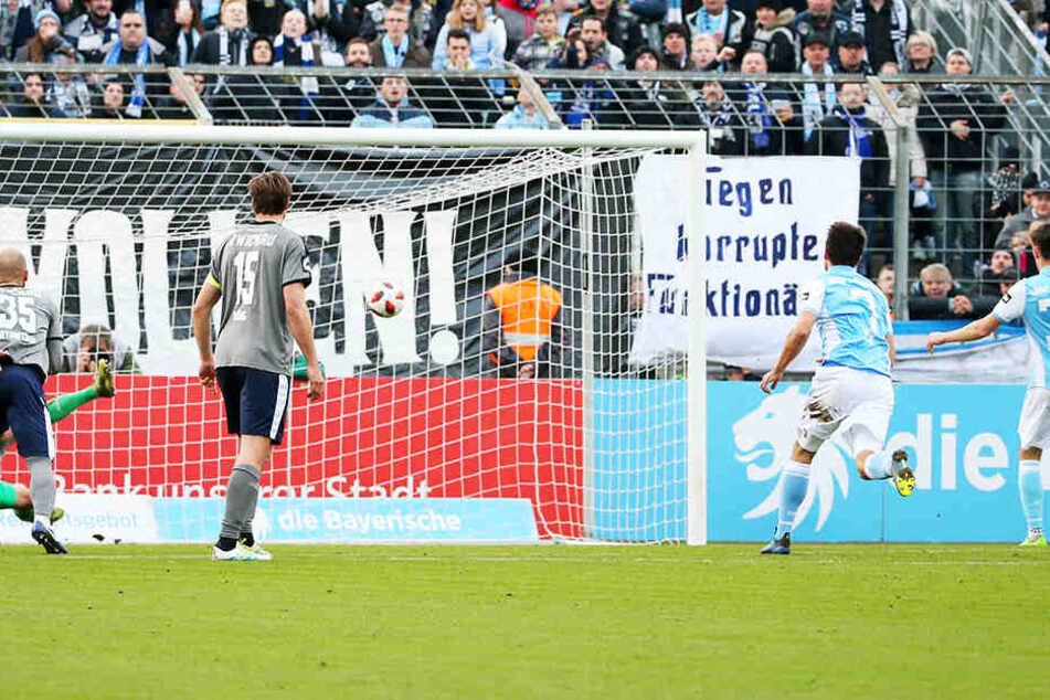 Philipp Steinhart (Nummer 36) lässt FSV-Keeper Johannes Brinkies beim Elfmeter keine Chance.