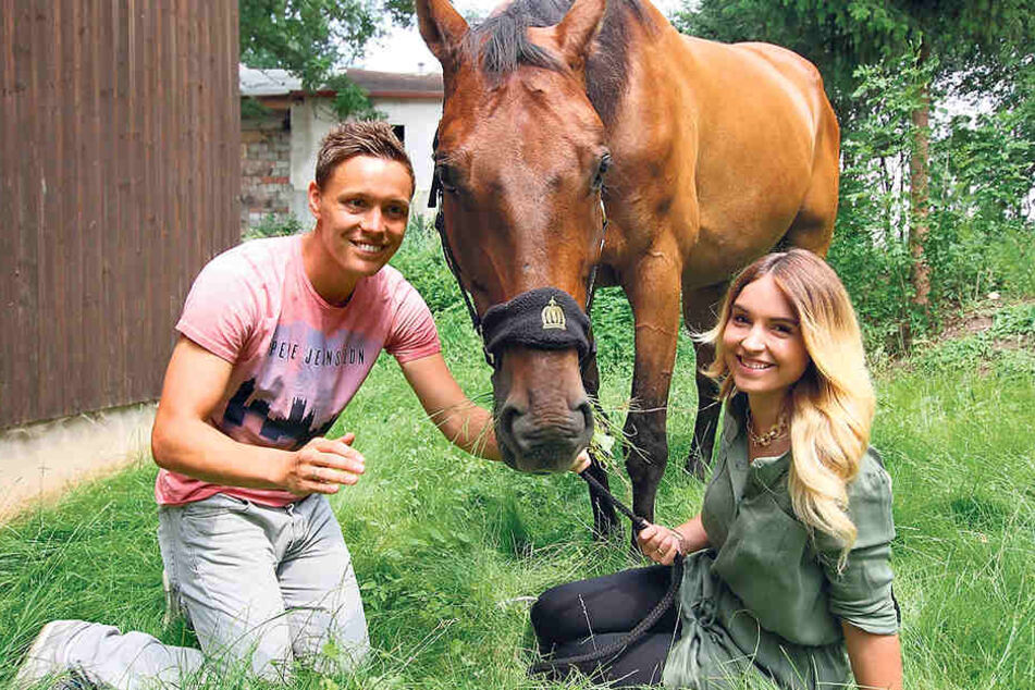 Hoch aufs Pferd wagt sich CFC-Verteidiger Alexander Bittroff nicht.Das überlässt er dann doch lieber seiner Frau Anne.
