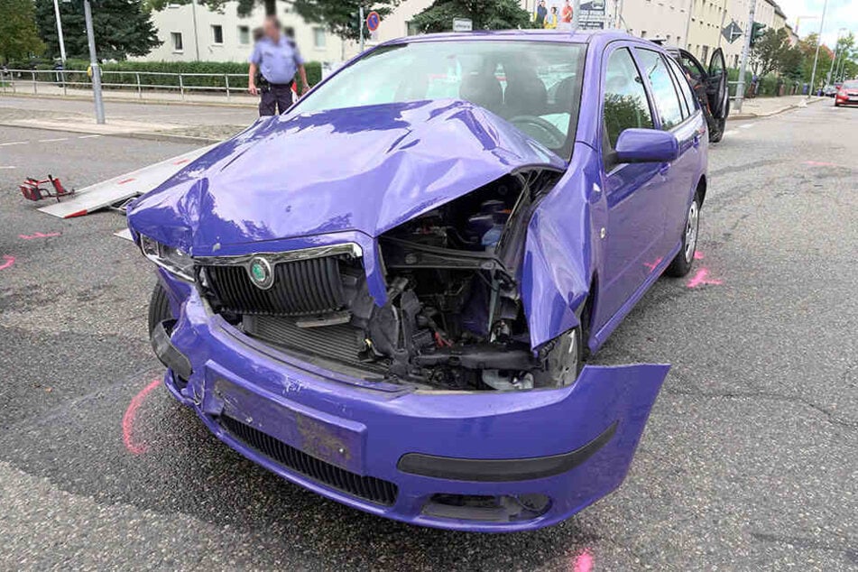 Der Skoda wurde bei dem Unfall schwer demoliert.