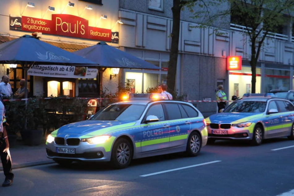 Die Polizei am Freitagabend am Tatort nach dem Leichenfund.