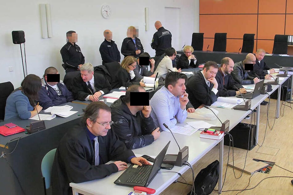 Großes Aufgebot am Montag im Landgericht: Sechs Angeklagte, sieben Verteidiger und vier Dolmetscher.
