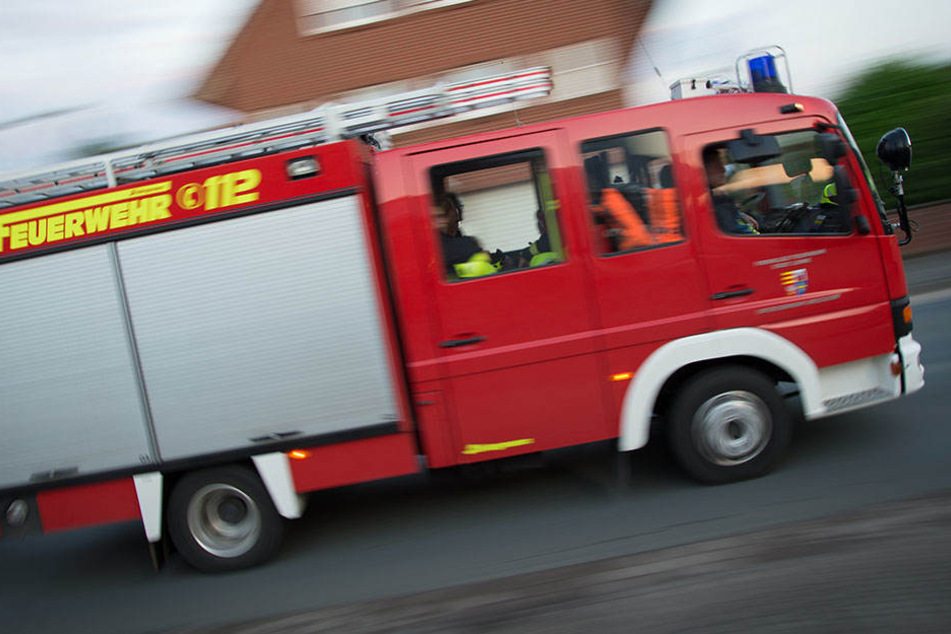 In Grünau ist die Feuerwehr im Einsatz: In einer Wohnung eines Mehrfamilienhauses kam es am Donnerstagabend zum Brand. (Symbolbild)