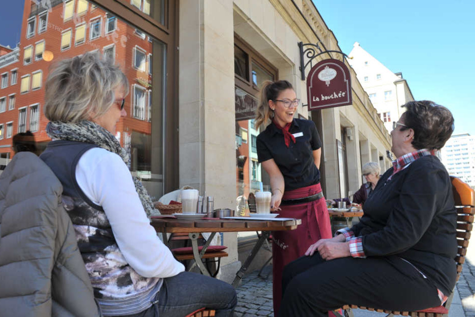 La-Bouchée-Restaurantleiterin Linette Thiele (29) bedient im Freisitz. Chef
Thomas Schulze (47) sieht die "Nette Toilette" skeptisch.