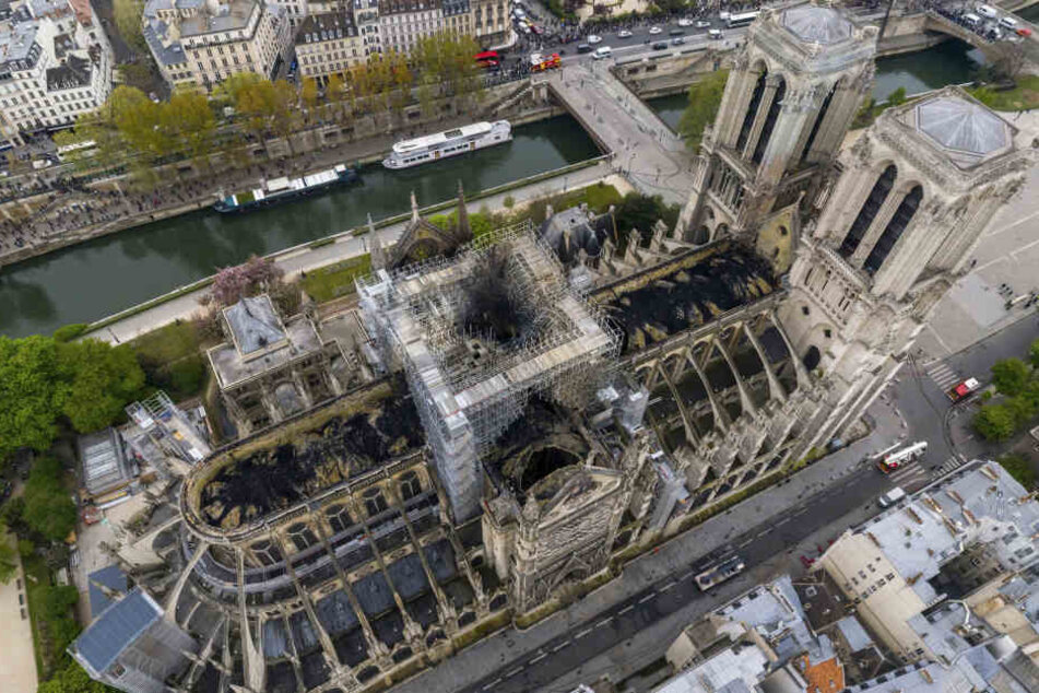 Die Kathedrale Notre Dame nach dem Brand aus der Luft fotografiert.