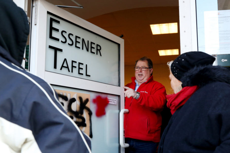 Jörg Sartor (m.) nimmt nun doch wieder Ausländer in der Essener Tafel auf.
