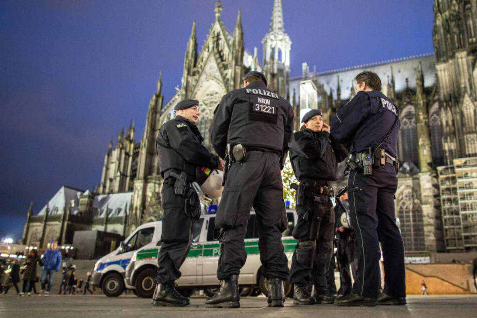 Viel Mühe hatten Kölner Polizisten am frühen Sonntagmorgen mit drei Besuchern aus Heinsberg (Symbolbild)