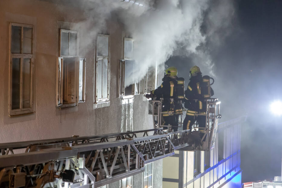 Beim Feuerwehreinsatz musste eine Drehleiter um Einsatz kommen.