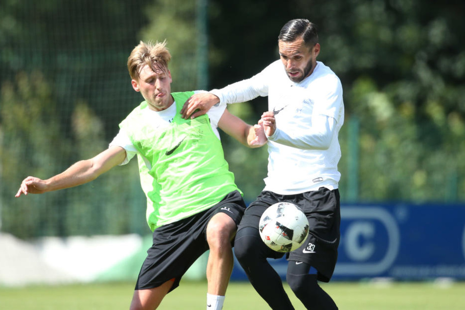 Das Bild gehört der Vergangenheit an: Björn Kluft (li.) im Zweikampf im Training mit Christian Tiffert.