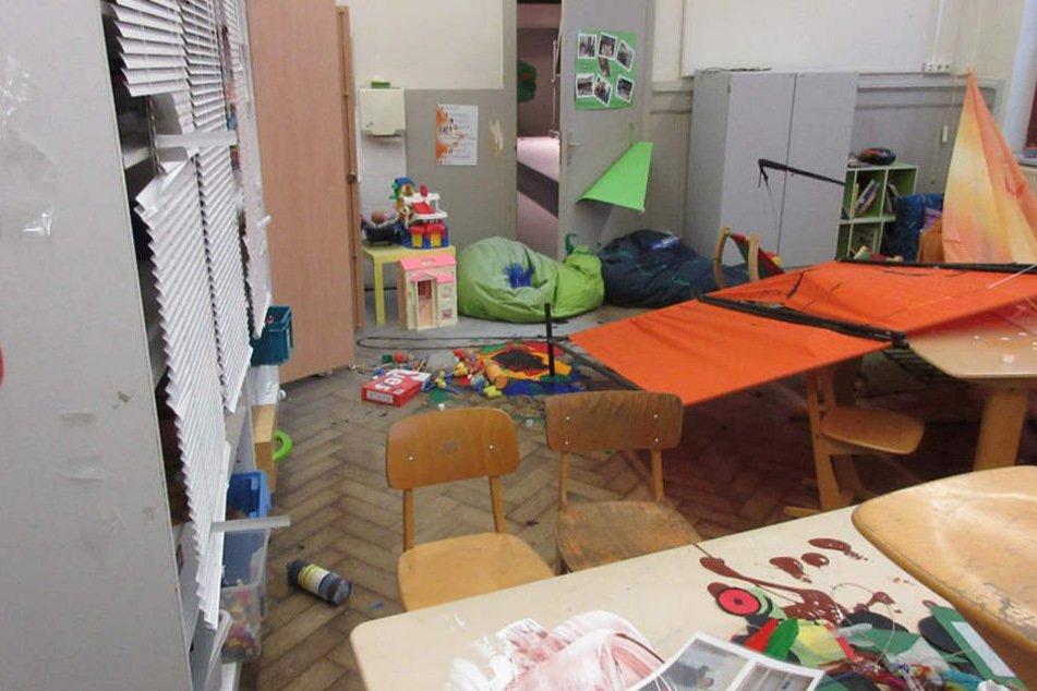 In diesem Klassenzimmer warfen die beiden alles um, was ihnen im Weg stand.