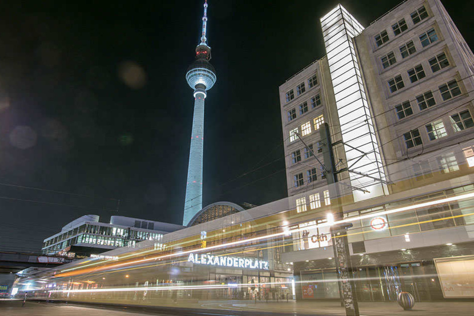 Am Alexanderplatz hat sich ein Mann durch einen Treppensturz schwer verletzt.