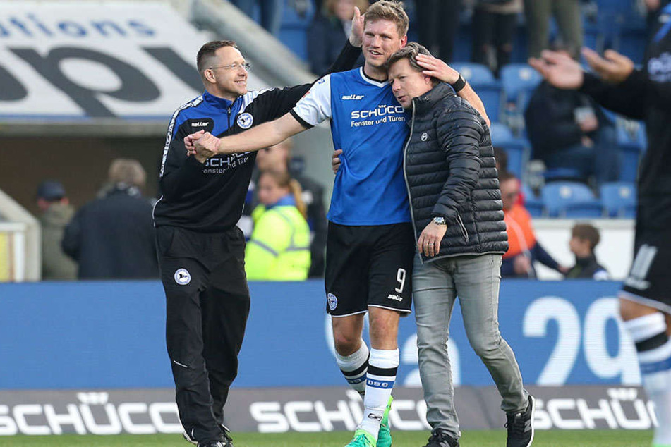 Fabian Klos und Trainer Jeff Saibene liegen sich nach dem Sieg in den Armen.