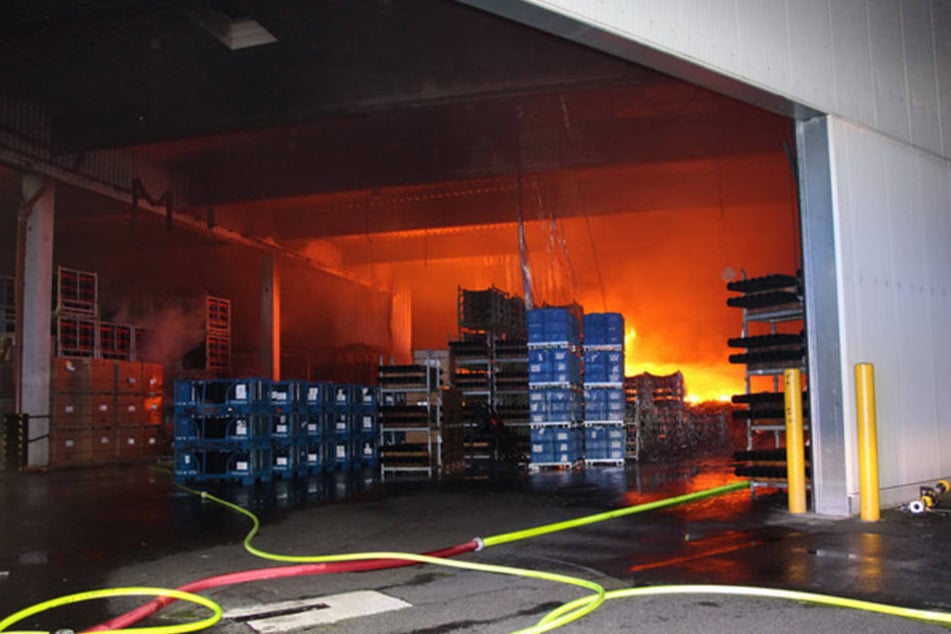 Über Stunden kämpften die Einsatzkräfte gegen die Flammen.