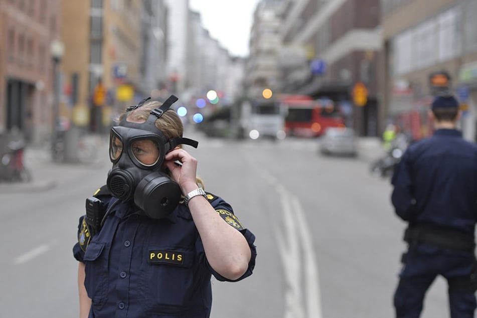 Ein Kleinlaster ist Medienberichten zufolge in der Stockholmer Königinstraße in eine Menschenmenge und dann in ein Kaufhaus gerast.