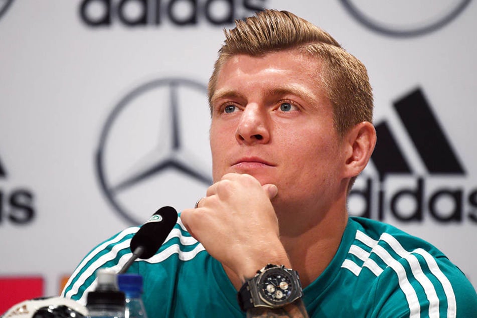 Toni Kroos kann die Kritik an Özil und Gündogan nachvollziehen, weist aber auf den Zwiespalt der Pfiffe hin.