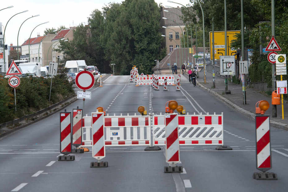 Absperrgitter Ende August auf der Zufahrt zur Elsenbrücke.